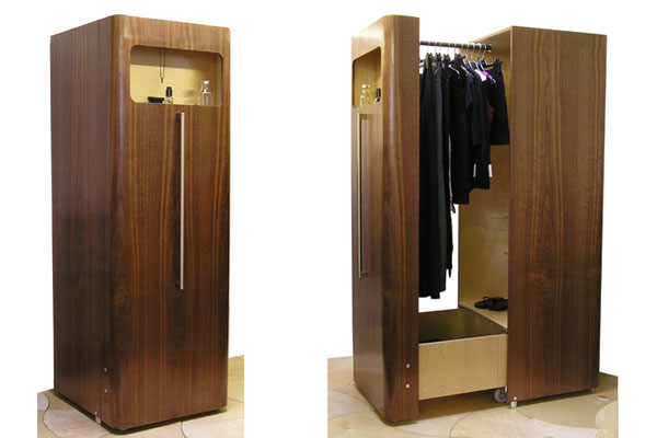 Компактный шкафчик для одежды, рассчитанный на проживание в небольшой городской квартире