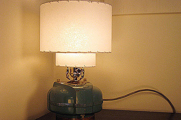 настольная лампа из дедушкина пылесоса — дизайнер Бен Лайт.