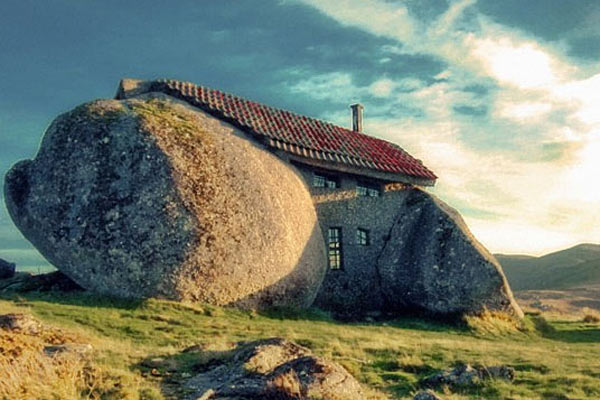Дом из каменных валунов