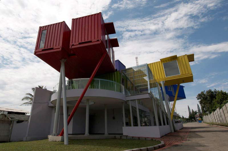 Общественное здание в Индонезии из морских контейнеров