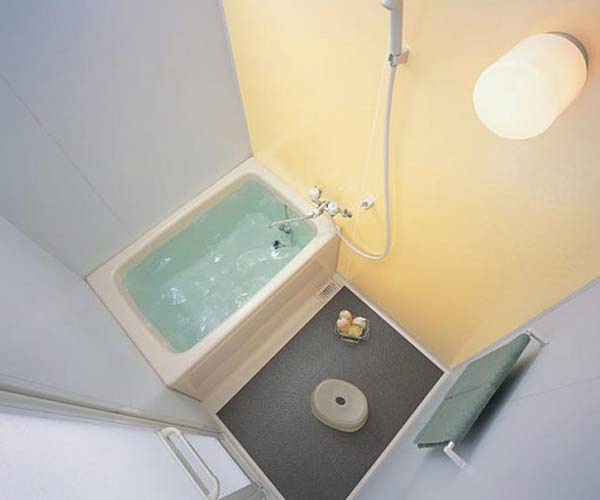 Дизайн компактной ванной комнаты от INAX.