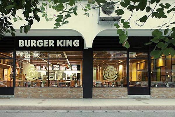 Универсальное зонирование интерьера кафе Burger King.
